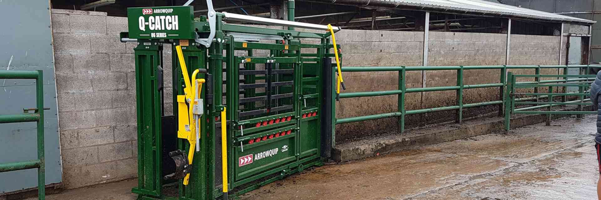 Cage de contention pour bovins à parois autoserrantes de la série Q-Catch 86 par Arrowquip