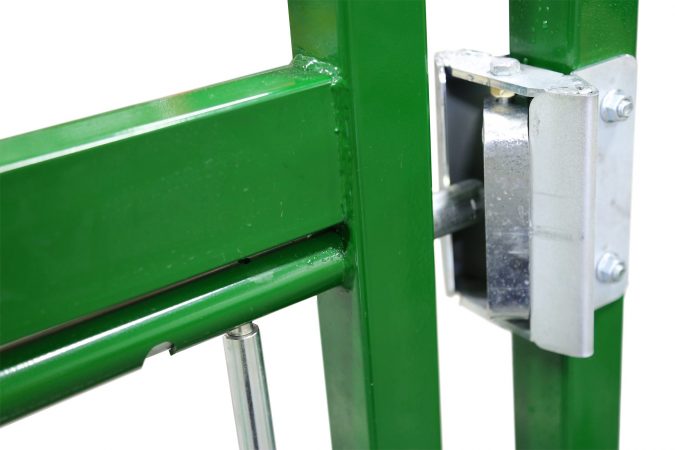 No-miss slam latch close-up on bow gate